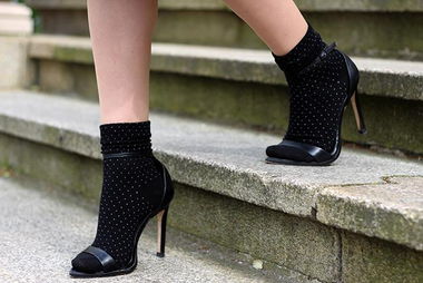 光腳穿涼鞋已經(jīng)out了 加雙襪子才是王道