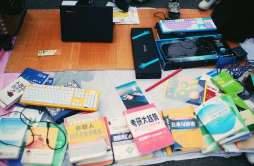 鄭州大學(xué)跳蚤市場火爆 六旬大媽瘋狂砍價(jià),扔下3塊錢 搶買 400塊衣服